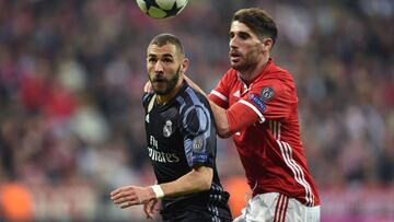 Real Madrid&#039;s French striker Karim Benzema (L) and Bayern Munich&#039;s Spanish midfielder Javi Martinez (R) vie for the ball during the UEFA Champions League 1st leg quarter-final football match FC Bayern Munich v Real Madrid in Munich, southen Germany on April 12, 2017.
 Security was ratcheted up in Munich, one day after three explosions rocked the team bus of German football club Borussia Dortmund minutes after the bus set off to a planned Champions League game against Monaco on Tuesday night (April 11, 2017). / AFP PHOTO / Christof STACHE