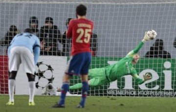 Joe Hart se estira pero no evita el 2-2 de Natcho.