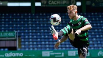 Gerard Fernández, 'Peque', del Racing, durante el acto de su presentación.