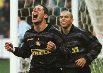 El actual entrenador del Atlético de Madrid jugó en el Inter junto a Ronaldo Nazário en las temporadas 97/98 y 98/99. En la primera consiguieron levantar la Copa de la UEFA. El Inter venció en la final a la Lazio, curiosamente el siguiente equipo del Cholo.