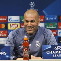 Zidane da la cara por Benzema: "Hace mejor a los demás..."