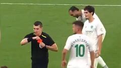 Le da su camiseta a un hincha tras recibir la roja, aparece el VAR y ocurre lo que nadie esperaba