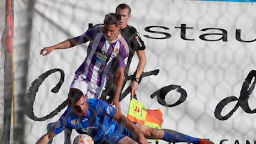 BARBADÁS (ORENSE), 12/11/2022.-El defensa del Valladolid Lucas Rosa, pelea un balón contra un jugador del Barbadás, este sábado durante el partido correspondiente a los 64avos de la Copa del Rey en el Campo do Couto.- EFE/Eliseo Trigo
