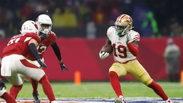 MEX487. CIUDAD DE MÉXICO (MÉXICO), 21/11/2022.- Deebo Samuel (d) de los San Francisco 49ers en acción hoy contra Antonio Hamilton (2-i) de los Arizona Cardinals, durante un juego por la semana 11 de la NFL en el Estadio Azteca en Ciudad de México (México). EFE/Isaac Esquivel
