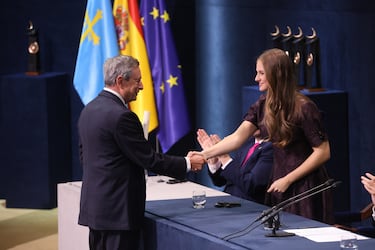 Mario Draghi, Premio Princesa de Asturias de Cooperación Internacional 2025 y la princesa Leonor durante la ceremonia de los Premios Princesa de Asturias 2025.