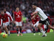 MANCHESTER (United Kingdom), 01/02/2026.- Raul Jimenez of Fulham scores the 1-2 goal during the English Premier League match between Manchester United and Fulham FC, in Manchester, Britain, 01 February 2026. (Reino Unido) EFE/EPA/ADAM VAUGHAN EDITORIAL USE ONLY. No use with unauthorized audio, video, data, fixture lists, club/league logos, 'live' services or NFTs. Online in-match use limited to 120 images, no video emulation. No use in betting, games or single club/league/player publications.