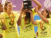 Las campeonas de la Liga Iberdrola de Voleibol recibieron la medalla de la liga... masculina