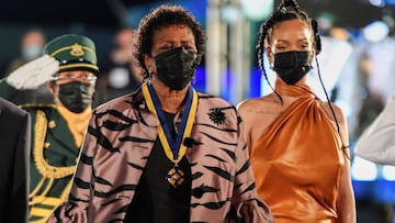 Barbados se despide de Reino Unido y revoca a la Reina Isabel del mando para convertirse en Rep&uacute;blica. En el acto, Rihanna fue declarada &ldquo;h&eacute;roe nacional&rdquo;.