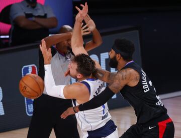 La eliminatoria entre Mavs y Clippers nos dejó, aparte de varias exhibiciones de Luka Doncic, feos gestos de Marcus Morris. El ala-pívot fue expulsado en el sexto partido por este manotazo al esloveno y en el encuentro anterior le propinó un pisotón intencionado. No quiero tratar con este tipo de jugadores, dijo Doncic al respecto.