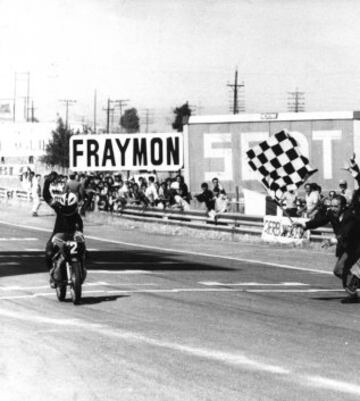 Momento en el que Nieto gana el GP de España en el circuito del Jarama y se proclama campeón mundial de 125cc. El director de la carrera, Pablo Arranz no puede contener la alegría y salta para recibir al Campeón