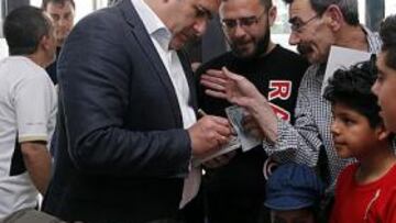 <b>SANDOVAL FIRMANDO AUTÓGRAFOS.</b>