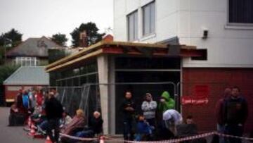 Aficionados del Bournemouth haciendo cola en el estadio.