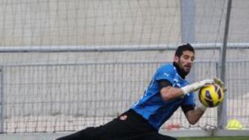 Kiko Casilla en un entrenamiento del Espanyol.