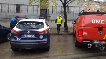 La Policía Local de Leganés y la Unidad Militar de Emergencias (UME), en una residencia de Leganes.