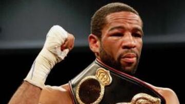 Lamont Peterson posa con los títulos del peso welter.