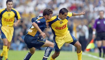 En la primera ocasión que se enfrentaron en una liguilla en torneos cortos fue en el Verano 2002. El América venía de eliminar al líder La Piedad y en semifinales se encargó de echar a los Pumas luego de un 0-0 en el Azteca y un 1-2 en el Olímpico. A la postre, las Águilas se quedaron con el campeonato y terminaron con una sequía de 13 años sin título.