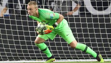 Cillessen ataja un bal&oacute;n.