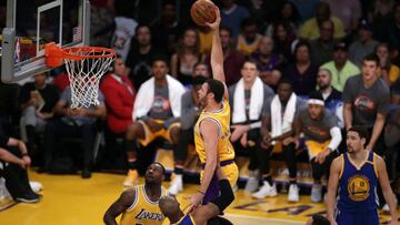 Larry Nance Jr. vuela sobre David West para anotar un mate.