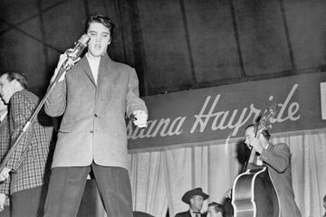 El 'Rey del Rock' naci¨® sin corona.
Naci¨® en Tupelo (Misisipi), pero cuando ten¨ªa trece a?os, se mud¨® junto a su familia a Memphis, en Tennessee, donde en 1954 comenz¨® su carrera art¨ªstica. Acompa?ado por el guitarrista Scotty Moore y el contrabajista Bill Black, fue uno de los creadores del rockabilly, un estilo de tempo r¨¢pido impulsado por un constante ritmo que consiste en una fusi¨®n de m¨²sica country y rhythm and blues.