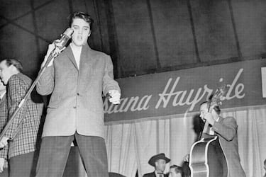El 'Rey del Rock' nació sin corona. 
Nació en Tupelo (Misisipi), pero cuando tenía trece años, se mudó junto a su familia a Memphis, en Tennessee, donde en 1954 comenzó su carrera artística. Acompañado por el guitarrista Scotty Moore y el contrabajista Bill Black, fue uno de los creadores del rockabilly, un estilo de tempo rápido impulsado por un constante ritmo que consiste en una fusión de música country y rhythm and blues.