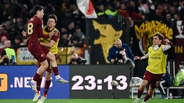 Matías Soulé celebra junto a sus compañeros el 1-1 anotado durante el derbi romano de la segunda vuelta, Lazio-Roma.
