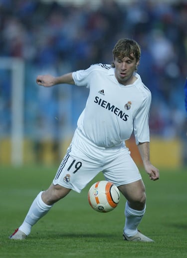 Cassano fichó por el Real Madrid en 2006 y resultó ser una de las peores inversiones del conjunto blanco. Llegó con sobrepeso y nunca terminó de adaptarse. Tenía un fuerte carácter y le gustaba mucho comer bollos. 'Il Talentino' alcanzó la cifra de 90 kilos de peso. La llegada de Capello al equipo blanco tampoco calmó los ánimos. A pesar de que el entrenador le conocía de su etapa en la Roma, el jugador le llamó "sinvergüenza" tras un partido y acabó siendo apartado del equipo. Hace tres temporadas, estando ya retirado, volvió al fútbol para jugar en el Hellas Verona. Tras dos semanas de pretemporada dejó plantado al equipo italiano.