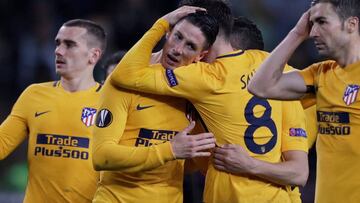 Torres se abraza al final del partido tras clasificarse a semifinales de la Europa League ante el Sporting. 