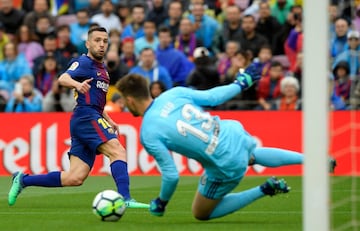 Disparo cruzado de Jordi Alba dentro del área tras una buena combinación con Suárez y el portero desvía el balón en el mano a mano