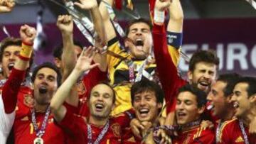 Casillas, con la copa de campe&oacute;n.