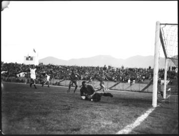 El 10 de agosto de 1938 se inauguró el Estadio Nemesio Camacho El Campín. Así se veía el estadio en la época del Dorado.