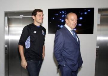 Poco antes de las 11:00 horas empezó la visita al museo del club, donde conoció de primera mano la historia del Oporto. Casillas estuvo acompañado por Pinto da Costa, presidente de los dragoes.