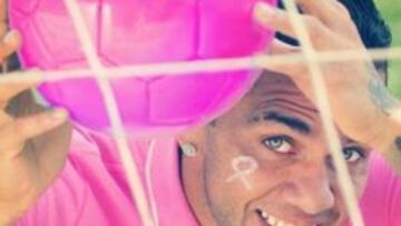 Dani Alves se une al apoyo en la lucha contra el c&aacute;ncer de mama.