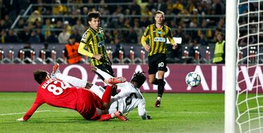 0-4. Carrerón de Rodrygo que llega a la línea de fondo centra y Camavinga, casi de espaldas a la portería, cabecea 
para anotar el cuarto.