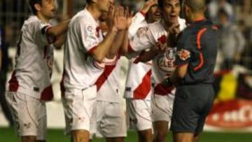 <b>MOMENTO CLAVE. </b>Jofre desvía el balón en el lanzamiento de Campano, en el segundo gol del Nàstic.