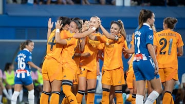SANT ADRIÀ DE BESÓS (BARCELONA), 06/09/2024.- Las jugadoras del Real Madrid celebran uno de los goles conseguidos por el equipo madridista durante el encuentro entre RCD Espanyol y Real Madrid de la primera jornada de la Liga F, este viernes en el estadio Ciudad Deportiva Dani Jarque de Sant Adrià de Besós (Barcelona). EFE/ Marta Pérez