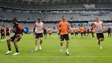 <b>CORRIENDO EN EL ALLIANZ. </b>De izquierda a derecha, Essien, Malouda, Mikel, Cahill, Mata e Ivanovic, ayer en el escenario de la final.