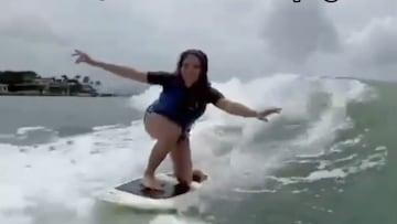 La cantante colombiana Shakira de drop knee practicando wakesurf en Miami en junio del 2023 con mal tiempo. 