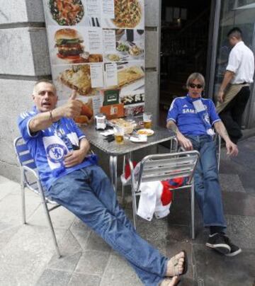 Los seguidores del Chelsea inundaron las calles del centro de Madrid, disfrutando del buen tiempo.