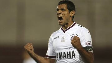 Jose Sand of Argentina's Lanus celebrates after scoring a penalty against Brazil's Chapecoense, during a Copa Libertadores soccer match in Buenos Aires, Argentina, Wednesday, May 17, 2017.(AP Photo/Agustin Marcarian)