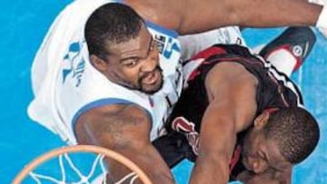 <b>BABY SHAQ DINAMITÓ LOS AROS.</b> Es el único jugador negro de la selección griega, aunque Sófocles Schortsanitis no sólo destaca por eso: mete miedo. Sus 150 kilos lanzados son imparables. Con él en la pista comenzó la
remontada de los helenos.