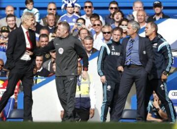 Wenger y Mourinho se enzarzaron en la banda cuando el galo se dirigió a Mourinho tras una feísima entrada de Cahill a Alexis.