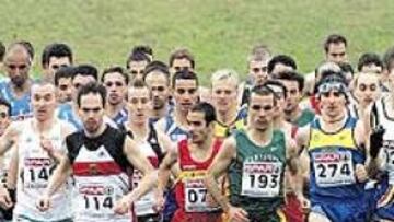 <b>LA SALIDA. </b>Primeros instantes de la competición. De la Ossa, de rojo, aparece en el centro de la imagen.