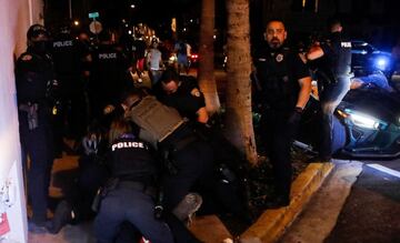 Oficiales de policía detuvieron a varias personas durante el toque de queda impuesto por el alcalde de Miami Beach, Dan Gelber, por spring breakers descontrolados.