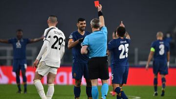 TURIN, ITALY - MARCH 09: Bjorn Kuipers, Match Referee shows a red card to Mehdi Taremi of FC Porto during the UEFA Champions League Round of 16 match between Juventus and FC Porto at Juventus Stadium on March 9, 2021 in Turin, Italy. (Photo by Chris Ricco
