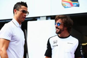 El delantero Cristiano Ronaldo estado en el box de McLaren antes del GP de Mónaco. Cristiano ha sido invitado por la escudería británica y ha posado junto a Fernando Alonso, Jenson Button y la modelo Cara Delevingne en un acto publicitario previo a la carrera.