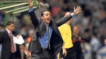 <b>AMBICIOSO. </b>José Luis Oltra alaba a su compañero Manolo Preciado, pero aspira a derrotar al Sporting para ubicar al Tenerife en la zona tranquila de la tabla.