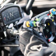 Este volante de Bentley funciona en un auto de carreras o en los videojuegos