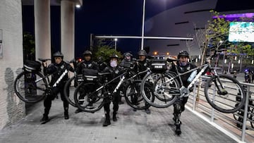 La polic&iacute;a de Miami carga con sus bicicletas contra los manifestantes durante las potestas tras la muerte de George Floyd.