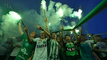 Pueblo Chapecoense llena su casa y rinde tributo a los héroes