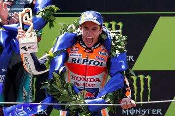 Celebración de Marc Márquez tras proclamarse campeón en el Gran Premio de Cataluña de MotoGP.